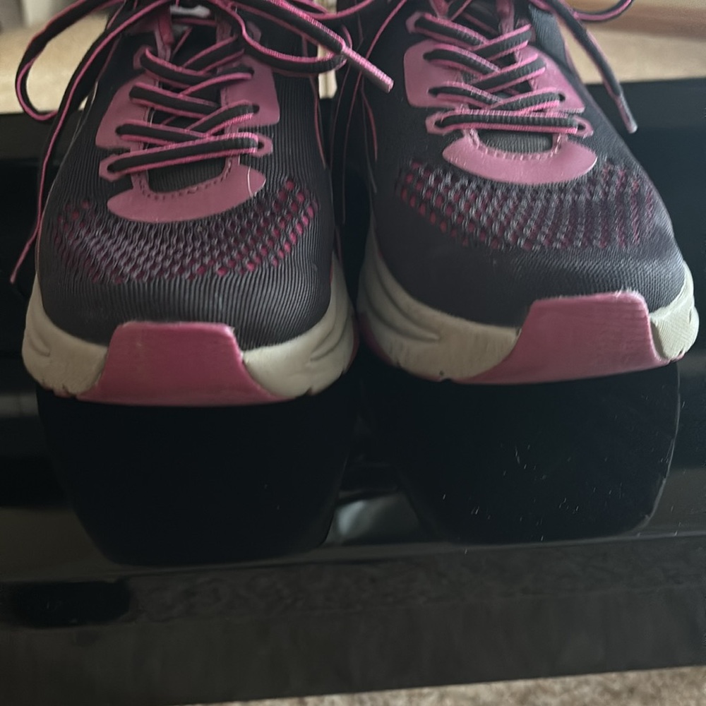 black athletic shoes size 40, gently worn in good condition. - Picture 4 of 7